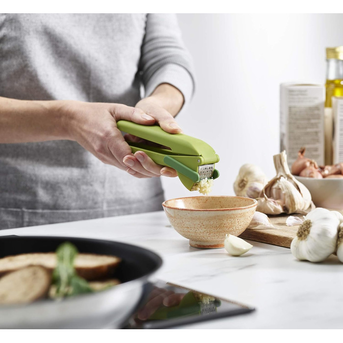 Пресу для часнику та імбиру Joseph Joseph CleanForce, зелений