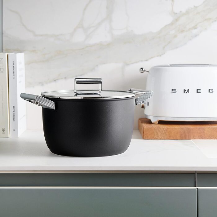 Електричний чайник Smeg KLF05CREU, 0.8 л, чорний: нержавіюча сталь, безпека, LED-дисплей, антиковзаюча основа