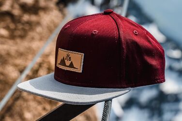 Кепка бейсболка Jumping Bird • Зручна, регульована, легко миється • Бордовий колір