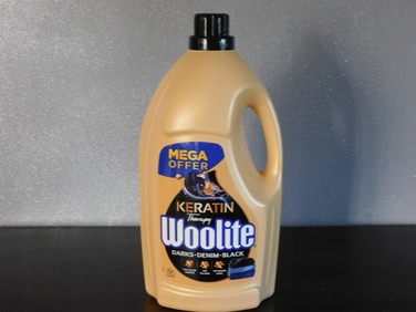 Рідкий засіб для прання WOOLITE Keratin Therapy MIX чорне + кольорове, 75 прань, 2x 4,5 л
