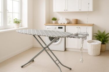 Професійне прасувальне обладнання з розеткою, тримачем для кабелю та підставкою для праски, антиковзаюче покриття, регульована висота до 99 см, складане, поверхня для прасування 120 x 42 см