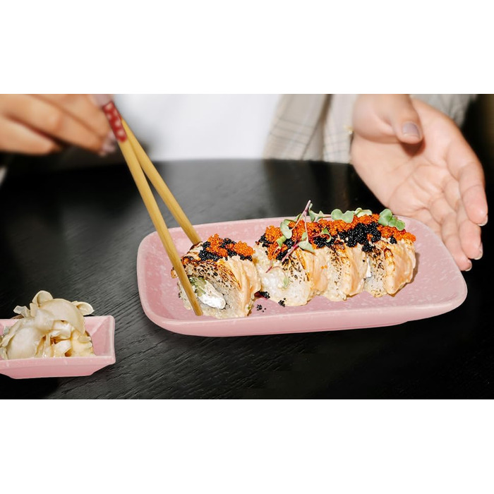 Набір для суші Exzact (10 предметів) – 2 тарілки, 2 миски для соусу, 2 підставки під столові прилади, 2 пари паличок для їжі – з високоякісного порцеляну, у подарунковій коробці (рожевий)