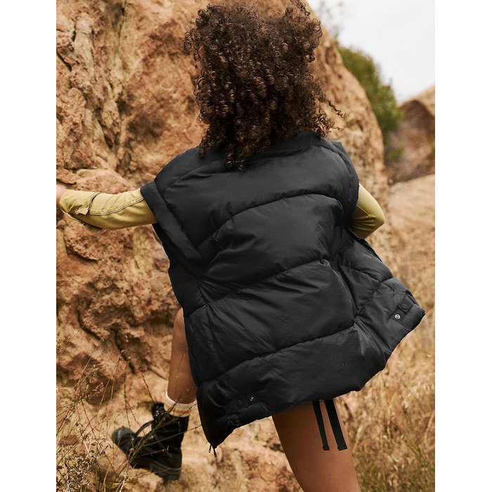 Жіноча зимова укорочена пухова жилетка. Легка, тепла, без рукавів, зі стійким коміром, з кишенями. Чорна
