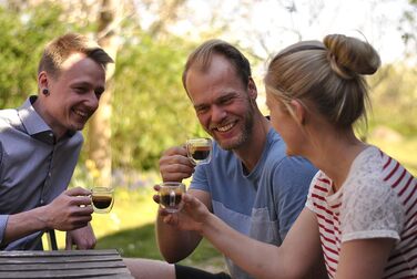 Набір з 4 еспресо-чашок Zobel 80 мл з подвійними стінками та ручкою з боросилікатного скла, з фетровими підставками. Можливе миття в посудомийній машині, термостійкі. Ефект левітації.