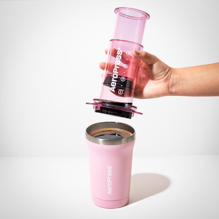 AeroPress Go Plus Рожева – портативна кавоварка 3-в-1 для подорожей і кемпінгу, французький прес, пуровер, еспресо, насичена кава без гіркоти, комплект для приготування кави
