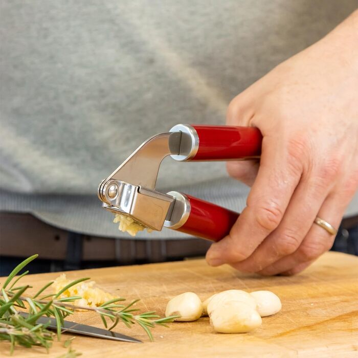 Прес для часнику KitchenAid з нержавіючої сталі, підходить для посудомийної машини, колір Empire Red