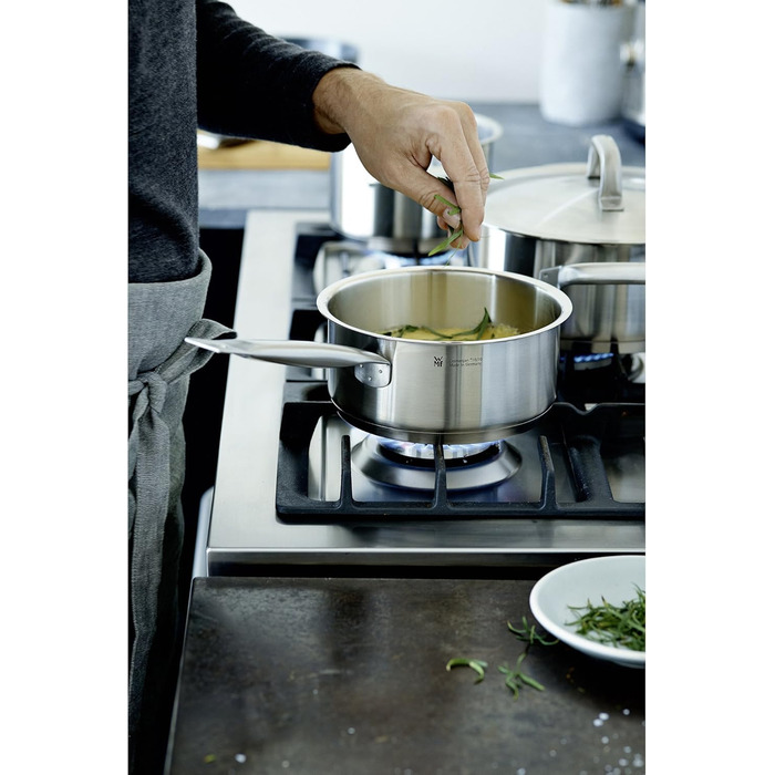 Каструля WMF Gourmet Plus 16 см з нержавіючої сталі Cromargan® з металевим кришкою та відводом пари, 1.4 л, для індукційних плит, з внутрішньою міткою, матова, з ручкою