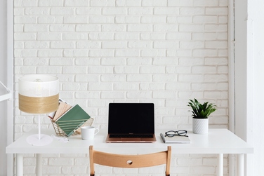 Настільна нічна лампа з ажурним абажуром 