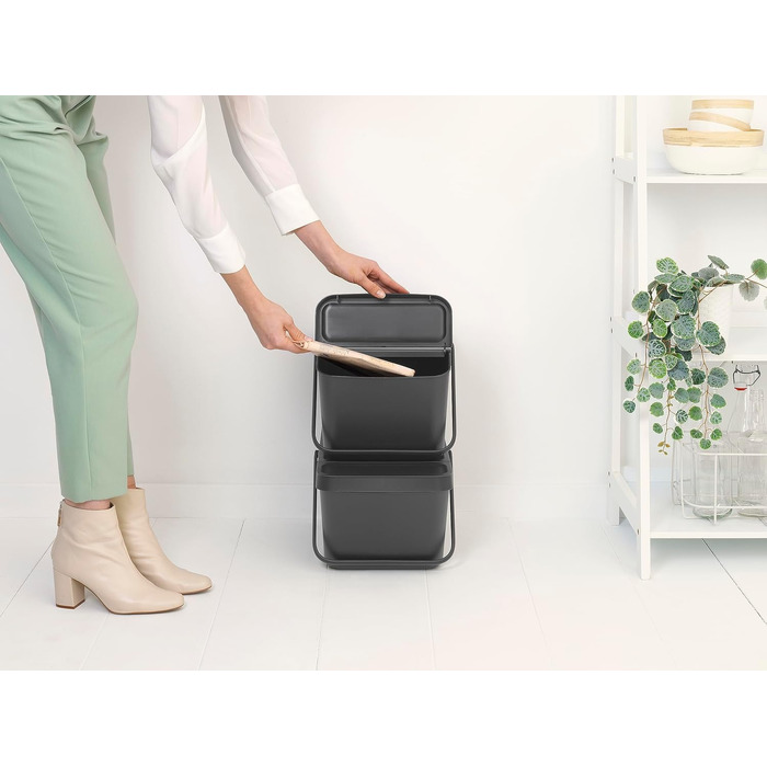 Сміттєвий кошик Brabantia Sort & Go з кришкою, 20 л, сірий — компактний контейнер для сортування відходів та тари