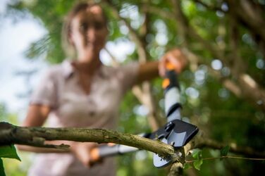 Секатор телескопічний Fiskars SmartFit L86 для свіжої деревини, антипригарне покриття, загартована сталь, довжина ручки 66-90 см, чорний/помаранчевий, 1013564