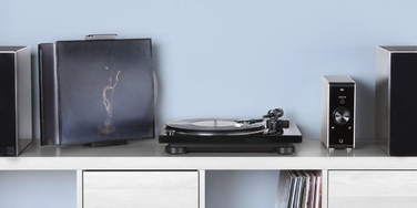 Вініловий програвач Denon DP-400, білий