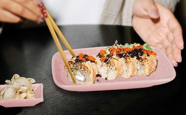 Набір для суші Exzact (10 предметів) – 2 тарілки, 2 миски для соусу, 2 підставки під столові прилади, 2 пари паличок для їжі – з високоякісного порцеляну, у подарунковій коробці (рожевий)