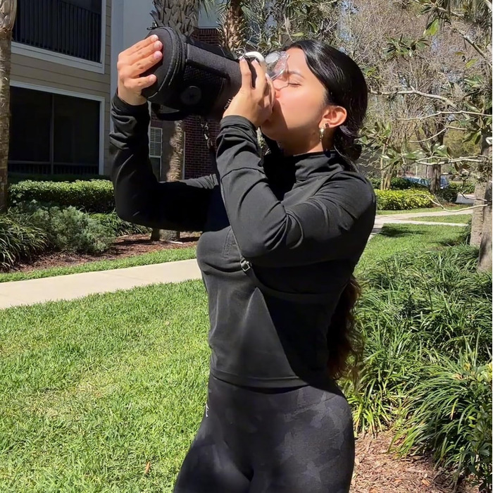 GiNT Ізольована пляшка для води з нержавіючої сталі для собак та людей, багатофункціональний дорожній диспенсер з знімними мисками та сумкою, водонепроникна годівниця для тварин для прогулянок, походів, кемпінгу, авто, білий/розкішний сад