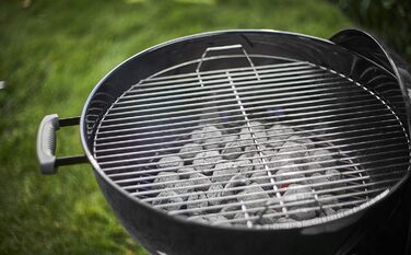Вугільний гриль Weber Classic Kettle 47 см, порцелянове емалювання, з термометром і колесами, чорний