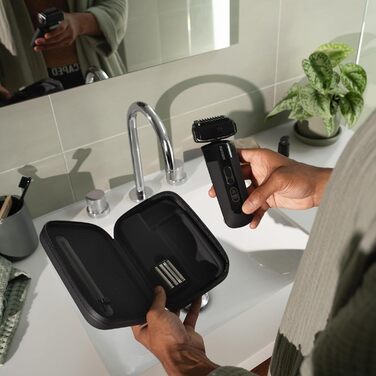 MANSCAPED® The Chairman™ PRO Electric Shaver, Razor with Two Interchangeable SkinSafe® Attachments, Shaver for Men with 4 Shaving Elements and a Stubble Trimmer, Battery-Powered, with Safety Lock