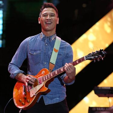 Гітарний ремінь з кишенею для медіатора, вінтажний, з кінцями з повном'якої шкіри. Підходить для бас-гітари, електро- та акустичної гітари. З безкоштовним кріпленням для ременя, 1 паром затискачів та 4 медіаторами. Колір: світло-зелений