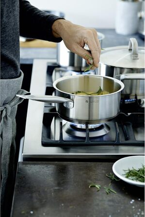 Каструля WMF Gourmet Plus 16 см з нержавіючої сталі Cromargan® з металевим кришкою та відводом пари, 1.4 л, для індукційних плит, з внутрішньою міткою, матова, з ручкою
