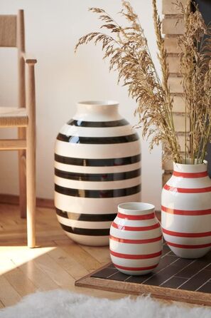 Ваза Kähler Omaggio, чорна, H12.5 см - оригінальний дизайн з ручним малюнком