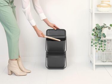 Сміттєвий кошик Brabantia Sort & Go з кришкою, 20 л, сірий — компактний контейнер для сортування відходів та тари
