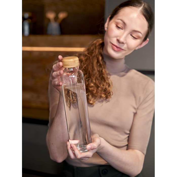 spottle Glass Water Bottle 1L - Glass Bottle in 500ml - 750ml or 1 Liter - Glass Water Bottle suitable for carbonated drinks – Dishwasher-safe & leak-proof glass drinking bottle (1000 ml, Transparent / Bamboo lid)