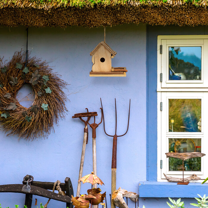 Relaxdays Decorative Birdhouse with Feeding Station