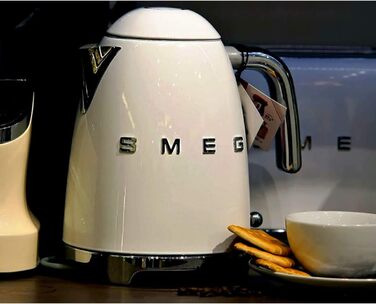 Електричний чайник Smeg KLF03WHEU 1.7л, 2400Вт, з фільтром від накипу та системою Soft-Opening, білий