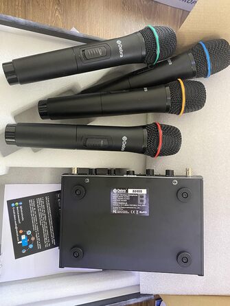 Набір мікрофонів D Debra 4-х канальний UHF бездротовий: 2 ручні, 2 нагрудні (Bodypack), для співу, караоке, церкви. Модель AU400