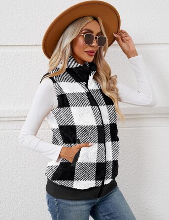 Жіноча жилетка з м'якого флісу IECCP - тепла безрукавка для осені та зими. Стильна жилетка з м'якого флісу з візерунком у клітинку чорно-білого кольору. Ідеальна для створення затишного осіннього образу.