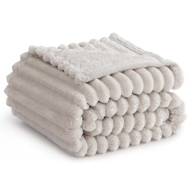 Плед RUIKASI фланелевий бежевий 150x200 см - теплий та м'який плед для дому, дивана, вітальні, декору, ковдра