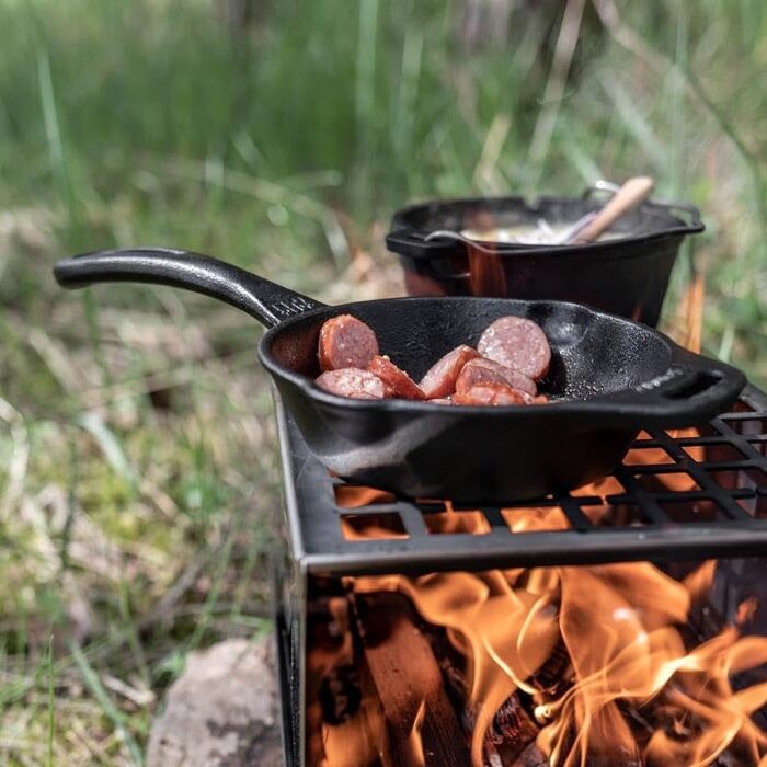 Petromax Frying Pan with Handle - Frying pan made of cast iron suitable for all types of grills and stovetops, gas flames, ovens, or outdoor cooking - Searing, simmering, and roasting with a non-stick effect - Diameter (15 cm)