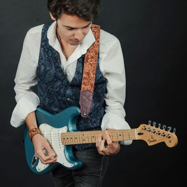 Гітарний ремінь з натуральної шкіри (2 дюйми) для акустичної, бас та електрогітари. Регулюється від 96 до 163 см. М'яка обробка деревини, коричнева квітка.