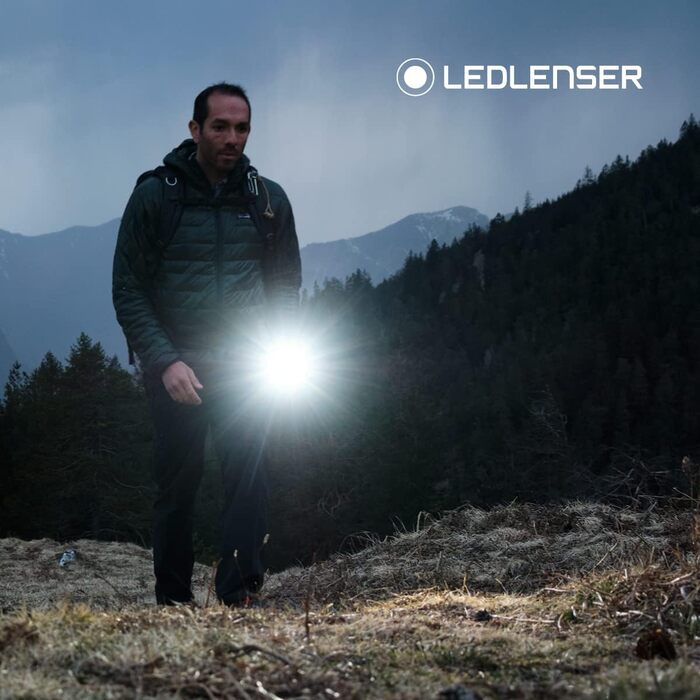 Ліхтарик Ledlenser P7R Signature LED з червоним світлом, акумуляторний, водонепроникний IP68, 2000 люмен, фокусування, дальність 330 м, з чохлом та зарядною станцією