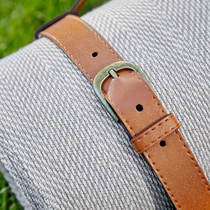 Плед для пікніка BUTLERS Wanderlust 150x200 см, водонепроникний, з ручкою, для кемпінгу, пляжу, парку, саду. Колір: тауп.