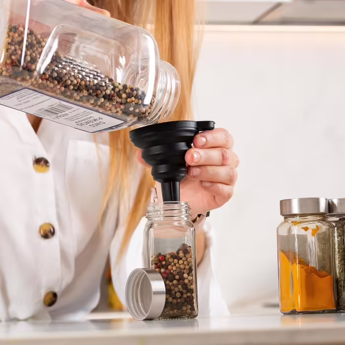 Deco haus® Square Spice Jars, Airtight, 24-Piece Set [Includes Labels & Shaker Insert] - Spice Jar Set Glass - Spice Containers - Spice Storage - Spice Organizer - Spice Storage
