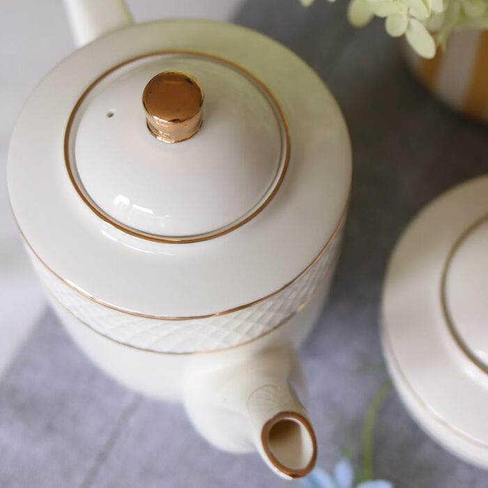 Wilmax - Teapot with Gold Pattern - 900ml - Porcelain Coffee Pot - High-Quality Tea Set - Ideal as a Gift - White - For Coffee, Tea - Ergonomic