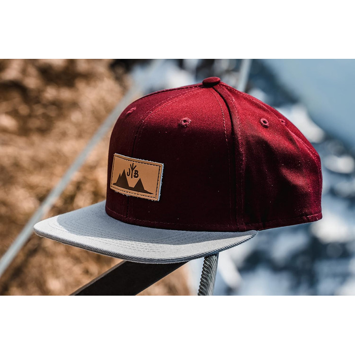 Кепка бейсболка Jumping Bird • Зручна, регульована, легко миється • Бордовий колір