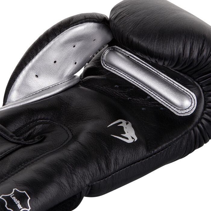 Боксерські рукавички Venum Giant 3.0 для муай-тай та кікбоксингу (12 Oz, чорний/срібний)