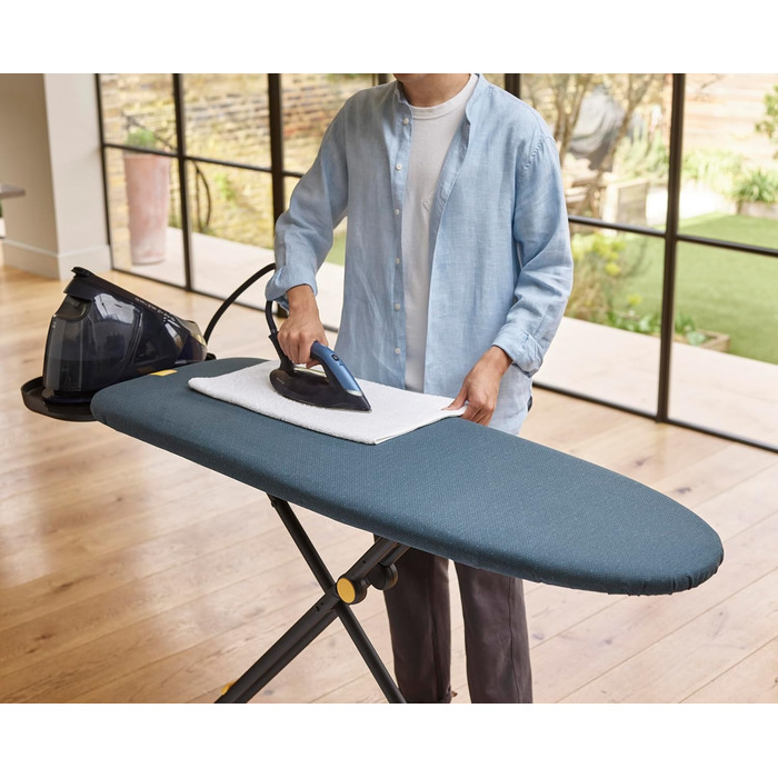 Гладильна дошка Joseph Joseph Glide Plus 135 x 45 см з регулюванням висоти та стійкою до нагрівання платформою для прасування, зручне зберігання, 4-шаровий бавовняний чохол, чорний/синій