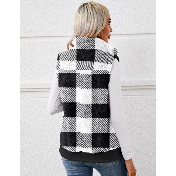 Жіноча жилетка з м'якого флісу IECCP - тепла безрукавка для осені та зими. Стильна жилетка з м'якого флісу з візерунком у клітинку чорно-білого кольору. Ідеальна для створення затишного осіннього образу.