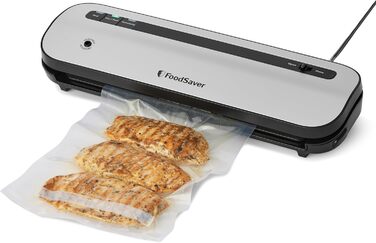 FoodSaver пристрій для вакуумної упаковки продуктів харчування з вбудованим відсіком для рулонів | Вакуумний пакувальник з різаком та режимом 'Delicate Food' | В комплекті сортовані вакуумні пакети [FFS005X] (компактний)