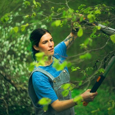 Секатор телескопічний Fiskars SmartFit L86 для свіжої деревини, антипригарне покриття, загартована сталь, довжина ручки 66-90 см, чорний/помаранчевий, 1013564