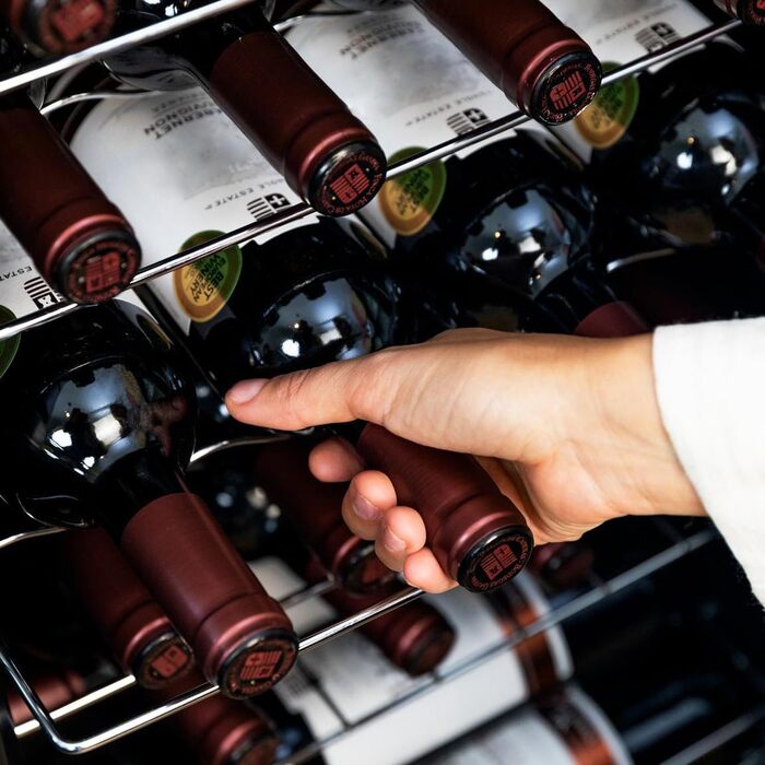 Холодильник для напоїв Cecotec Bolero GrandSommelier 2050 Black - 24 пляшки, компресорний, чорний. Регулювання температури 5-18°C, тиха робота.