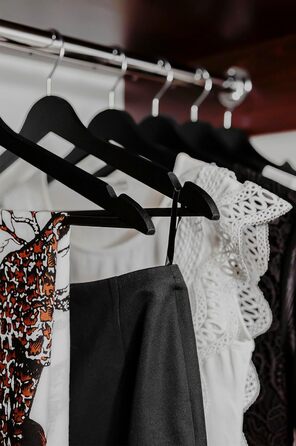 Плечики для одягу OGIVO з дерева, набір 10 шт. – обертовий гачок 360°, витончені вирізи на плечах, натуральне дерево (бук, береза, сосна, верба)