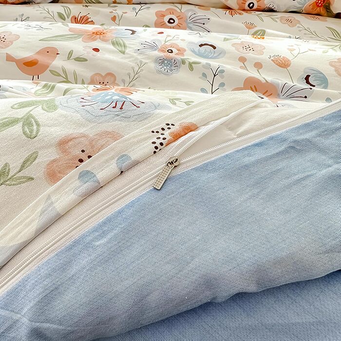 Блискуча постільна білизна Bunt Blumen з бавовни 100x135 см. Комплект для дитячого ліжка: простирадло, ковдра та подушка з квітковим малюнком.