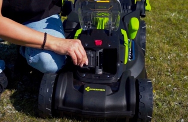 Акумуляторна газонокосарка Greenso UAO012 20V, робоча ширина 37 см, 2x4,0 Аг