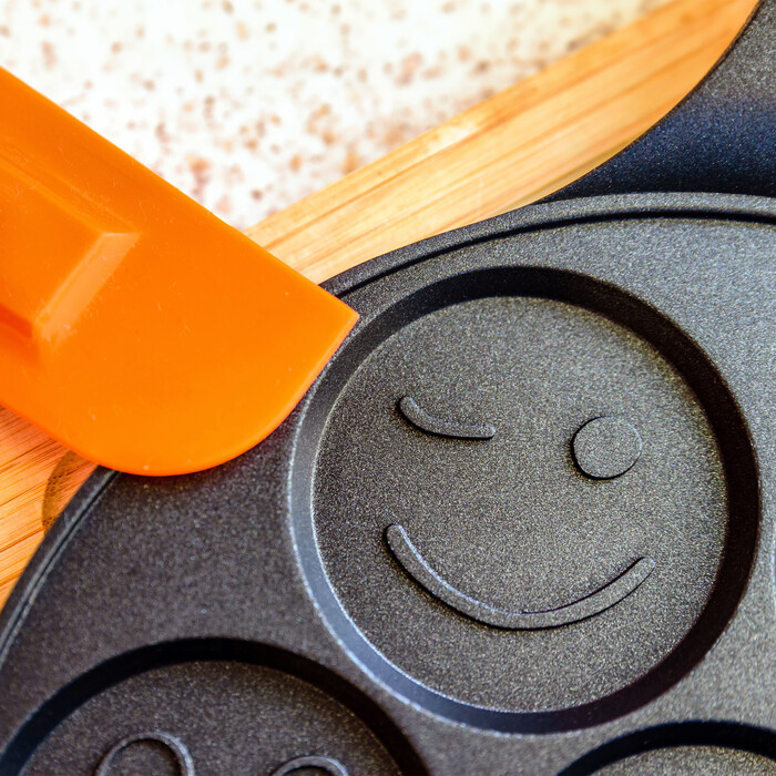 Relaxdays Pancake Pan with Faces