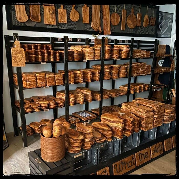 Набір «Half Rustic» з оливкового дерева What the Art!: 2 дошки для нарізання та 2 дип-тарілки ручної роботи, 30×14-17 см і 40×17-22 см, сервірувальні дошки для кухні, сири, закуски