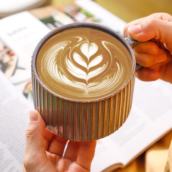 Набір кавових чашок Hasense з кераміки (4 шт.) з підставкою, 425 мл, великі ребристі чашки для лате, капучино, чай, гарячий шоколад, мийка в посудомийній машині, коричневі