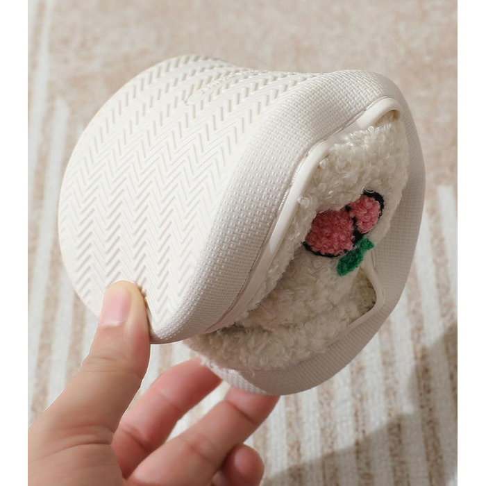 Тапочки домашні жіночі та чоловічі зимові теплі з м'якого фетру у формі полуниці. Зручні домашні тапочки з піною з пам'яті для пар. Білий колір (40/41 EU, персик)