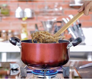 Шумівка з неіржавної сталі з дерев'яною ручкою Helen's Asian Kitchen, 17,8 см – сітчаста ложка для смаження та варіння великих порцій